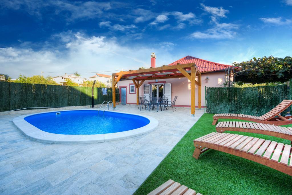 Semesterbostad Orange With Heated Pool And Parking *