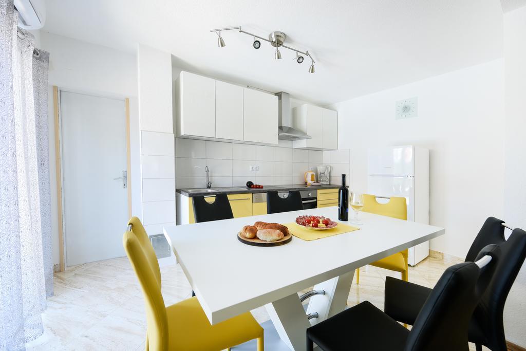 Vakantiehuis Orange With Heated Pool And Parking Zadar