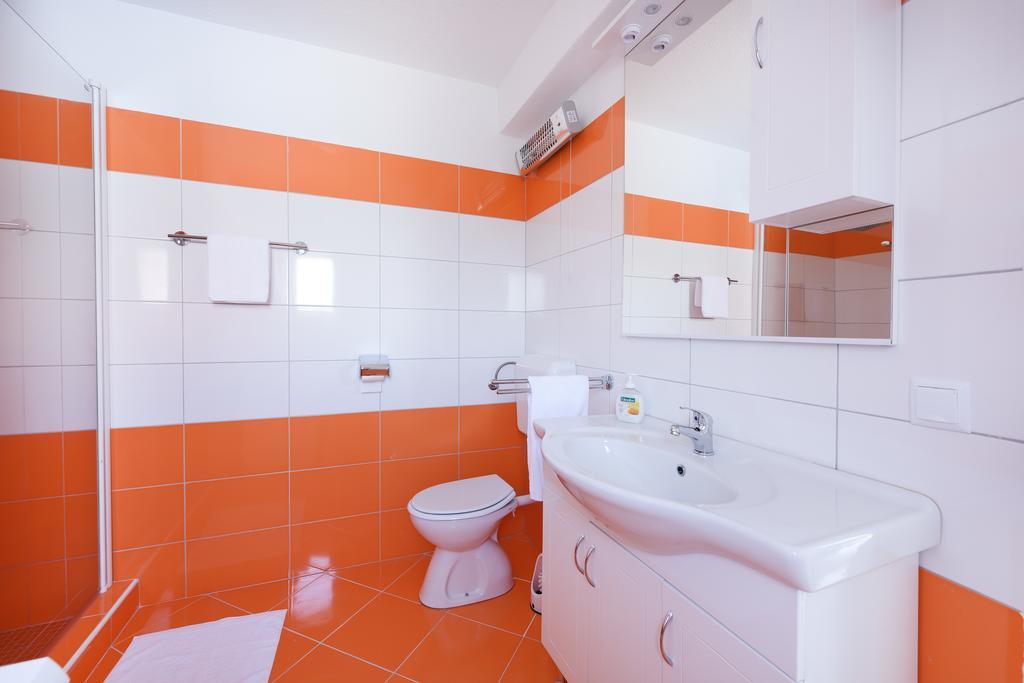 Orange With Heated Pool And Parking Semesterbostad