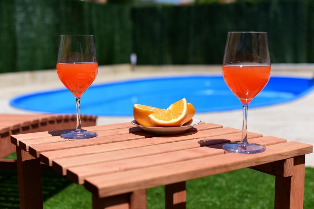 Semesterbostad Orange With Heated Pool And Parking *