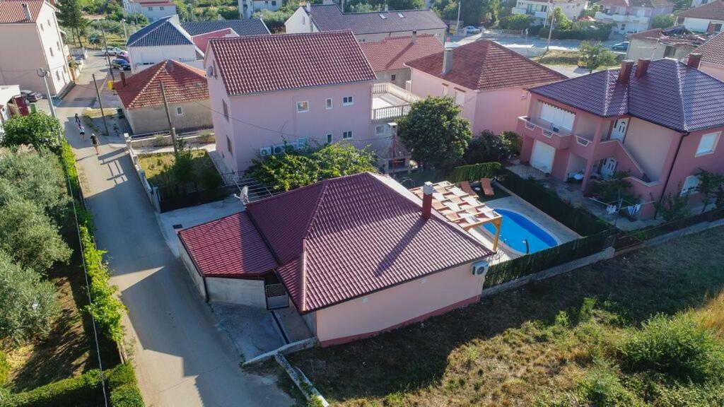 Semesterbostad Orange With Heated Pool And Parking