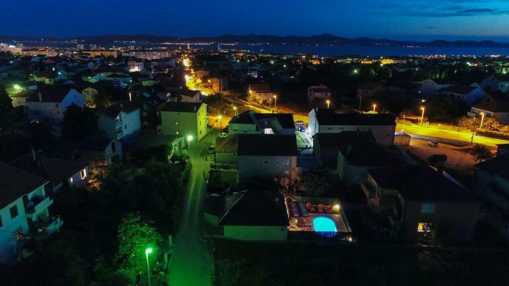 Orange With Heated Pool And Parking Semesterbostad
